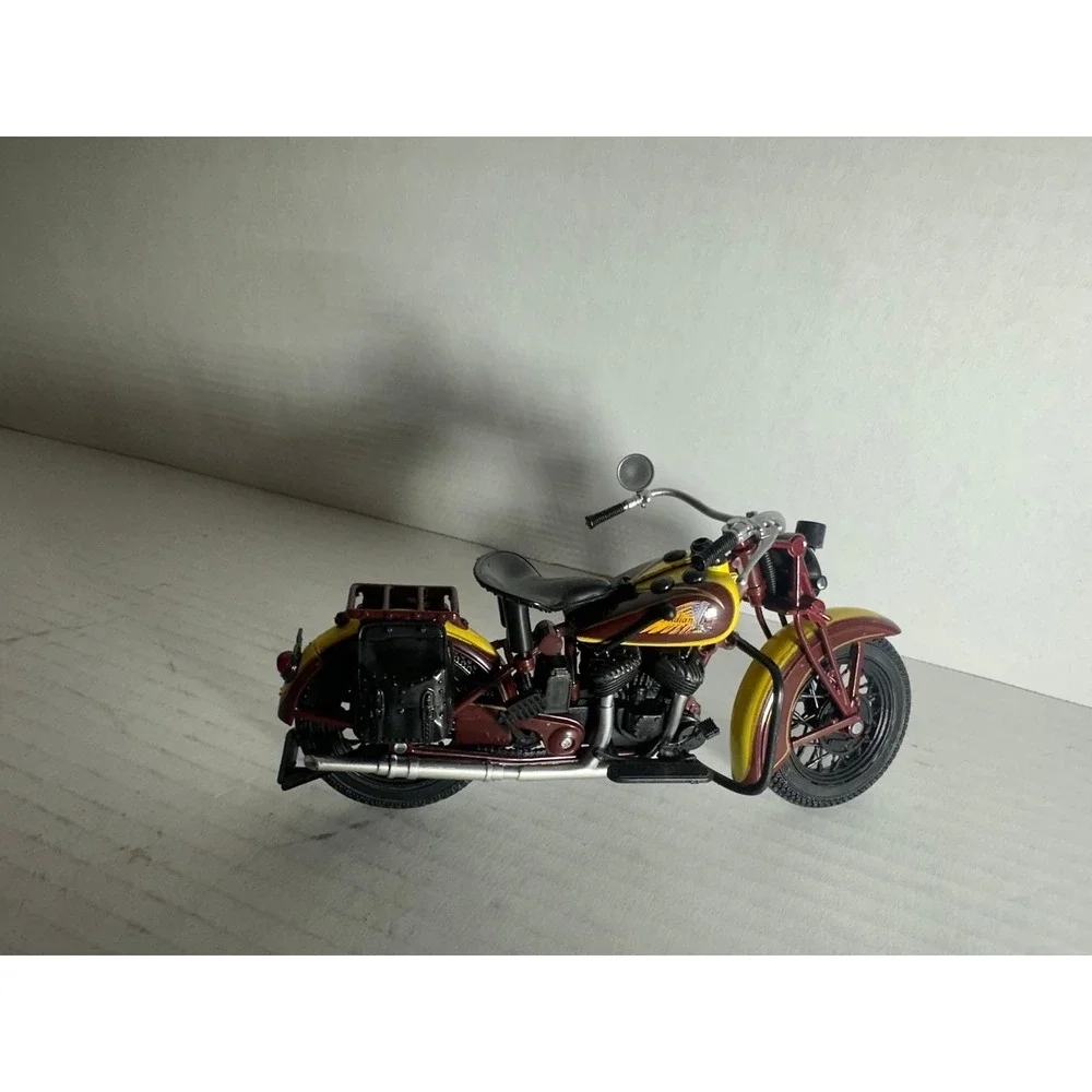 Indian Sport Scout 1:12 Die-Cast Motorcycle Model Yellow/Burgundy